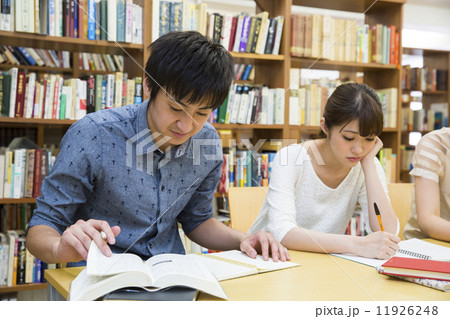 図書館で勉強する学生 図書館で勉強する学生 11926248
