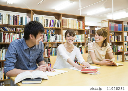 図書館で勉強する学生 図書館で勉強する学生 11926281