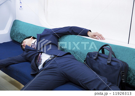 電車で泥酔するビジネスマン 11926313