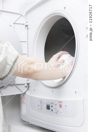 乾燥機を使う主婦手元 11926717