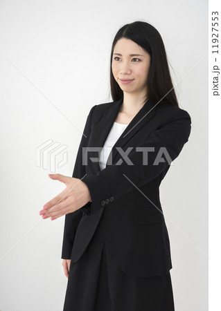 握手を求める若い女性 11927553