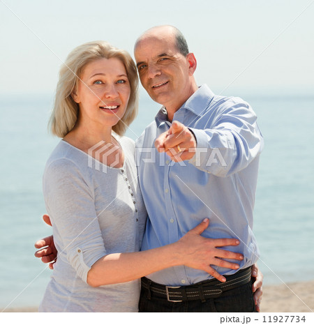 aged couple in casual clothes pointing fingers 11927734