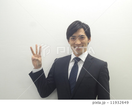 3本指を立てるビジネスマン 3本指を立てるビジネスマン 11932649