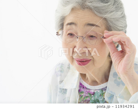 老眼鏡・シニア女性 11934291