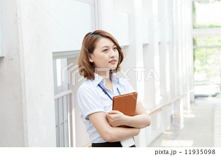 働く女性 11935098