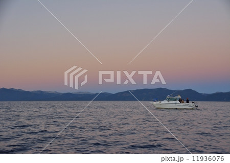 Lake Tahoe 夜明け前の湖上にて Lake Tahoe 夜明け前の湖上にて 11936076