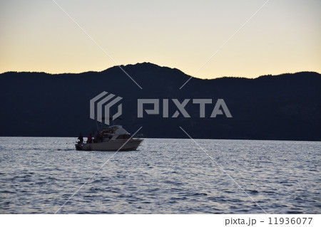 Lake Tahoe　夜明け前の湖上にて 11936077