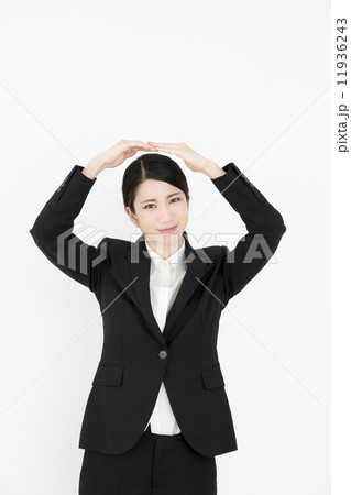 大きくOKサインを出す女性 大きくOKサインを出す女性 11936243