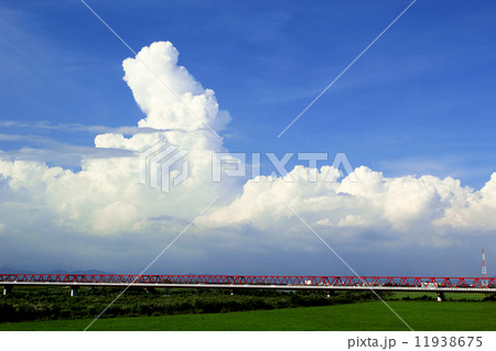 入道雲と赤い道路橋の写真素材