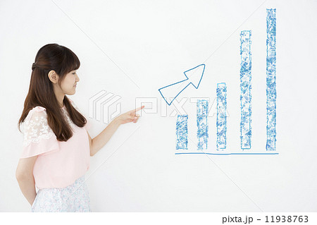 プレゼンする女性 11938763