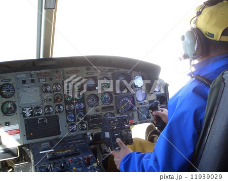 ヘリの操縦士 11939029