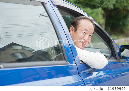 ドライブをするシニア男性 ドライブをするシニア男性 11939945