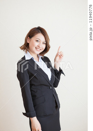 スーツの女性 指差し スーツの女性 指差し 11940776