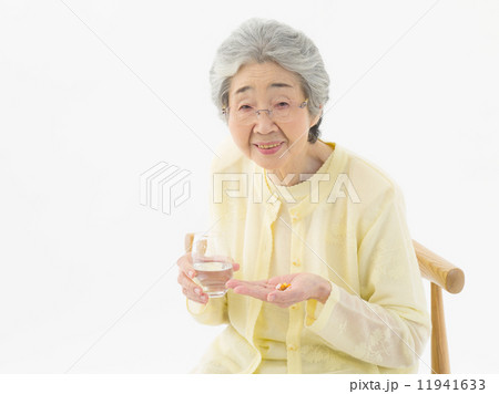 薬・シニア女性 11941633