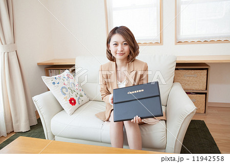 不動産　契約書　カメラ目線 11942558