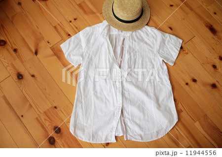 半袖の白シャツとカンカン帽　夏服 11944556