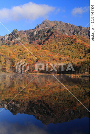 戸隠高原　紅葉の鏡池と戸隠山 11944734