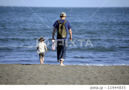 海岸の親子 11944835