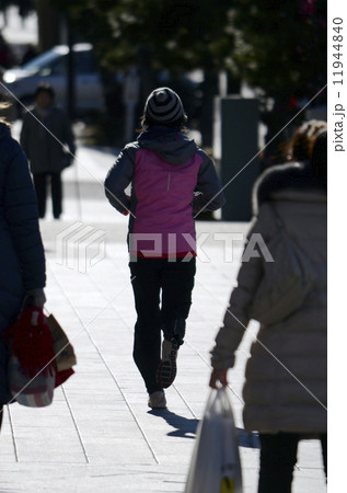 走る女性 11944840