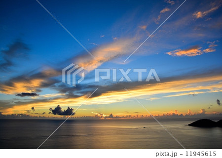 夕焼け雲と水平線 夕焼け雲と水平線 11945615