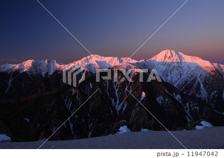 朝焼けの白峰三山(鳳凰三山・薬師岳より) 朝焼けの白峰三山(鳳凰三山・薬師岳より) 11947042