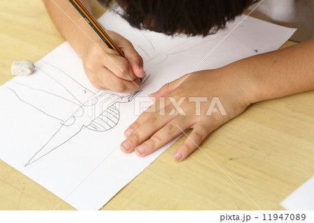 絵を描く子供 11947089
