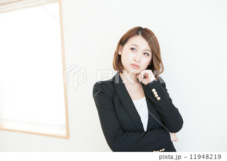 不信　疑う　女性 11948219