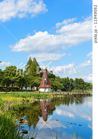 青空が広がる浮間公園の風車と湖面に映える景観 11949062