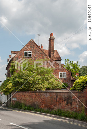 レンガ造りの住宅 三角の出窓 イギリスの田舎町にての写真素材