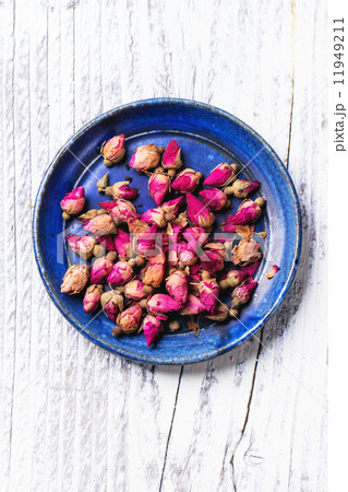 Heap of tea roses 11949211