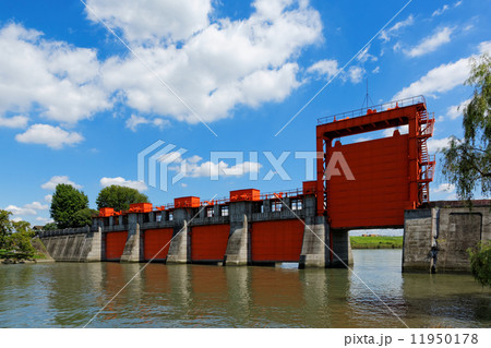 旧岩淵水門と青空 11950178