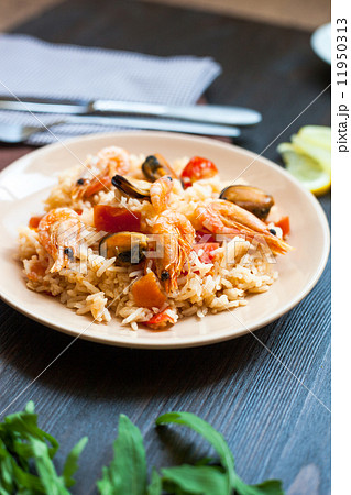 stir fried rice noodles with prawns and mussels 11950313