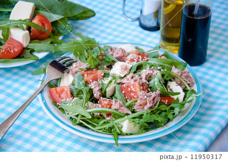 fresh salad with tomatoes, ruccola, tuna 11950317