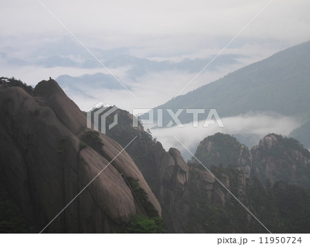 中国の名山 黄山 岩壁の登山道 中国の名山 黄山 岩壁の登山道 11950724