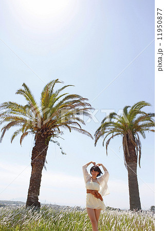 公園で体操する女子高生 11950877