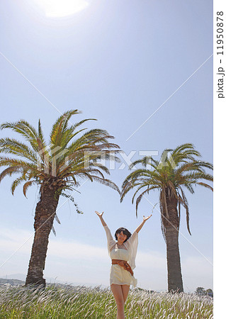 公園で体操する女子高生 11950878