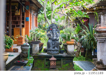 Traditional Balinese sculpture in Ubud 11951189