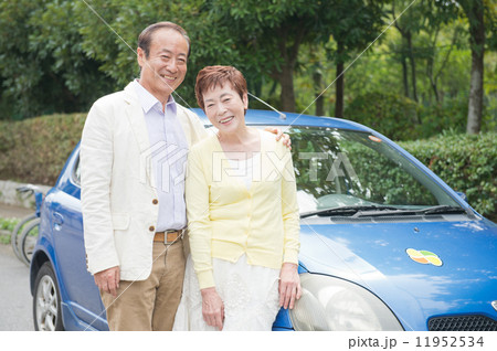 ドライブをするシニア夫婦 ドライブをするシニア夫婦 11952534