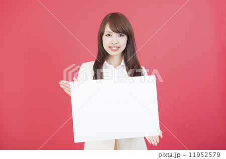白いスーツの女性 白いスーツの女性 11952579
