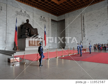 台湾　台北市　中正紀念堂　衛兵交代式 11952587