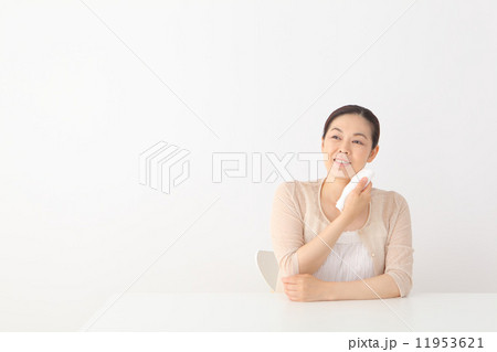 タオルを使用する中年女性 タオルを使用する中年女性 11953621