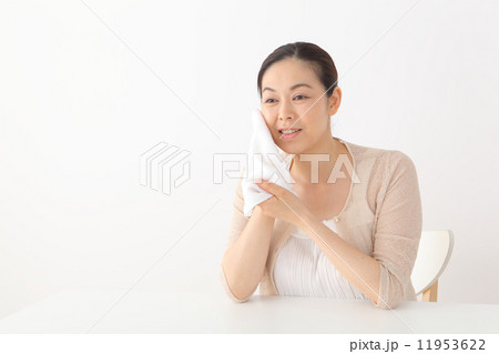 タオルを使用する中年女性 11953622