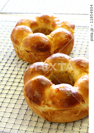 網にのせた焼きたてコーンブレッド 網にのせた焼きたてコーンブレッド 11954934