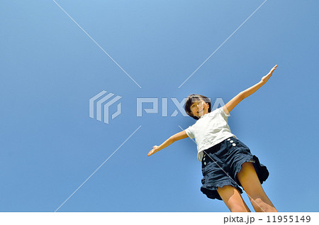 青空で手を広げる女の子 青空で手を広げる女の子 11955149