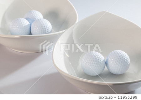 White ceramics bowls and golf balls White ceramics bowls and golf balls 11955299