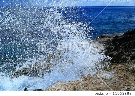 波照間島　高那崎の波しぶき 11955398