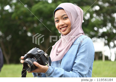 公園で写真を撮るアジア人女子 公園で写真を撮るアジア人女子 11956184