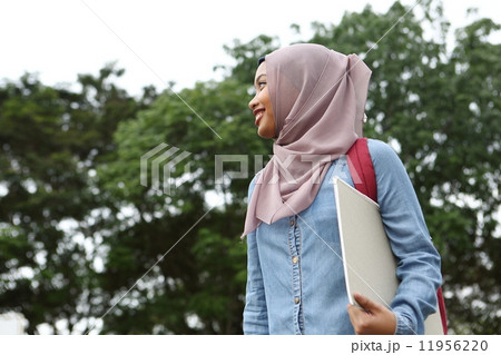 学校帰りのアジア人女子 学校帰りのアジア人女子 11956220