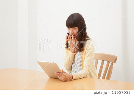 タブレット操作する女性 11957055