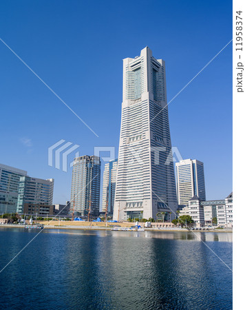 冬晴れのランドマークタワー 11958374